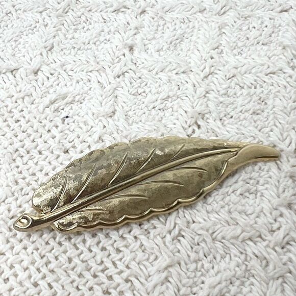 Vintage Gold Tone Leaf Brooch Pin Lightweight Large - Picture 1 of 4